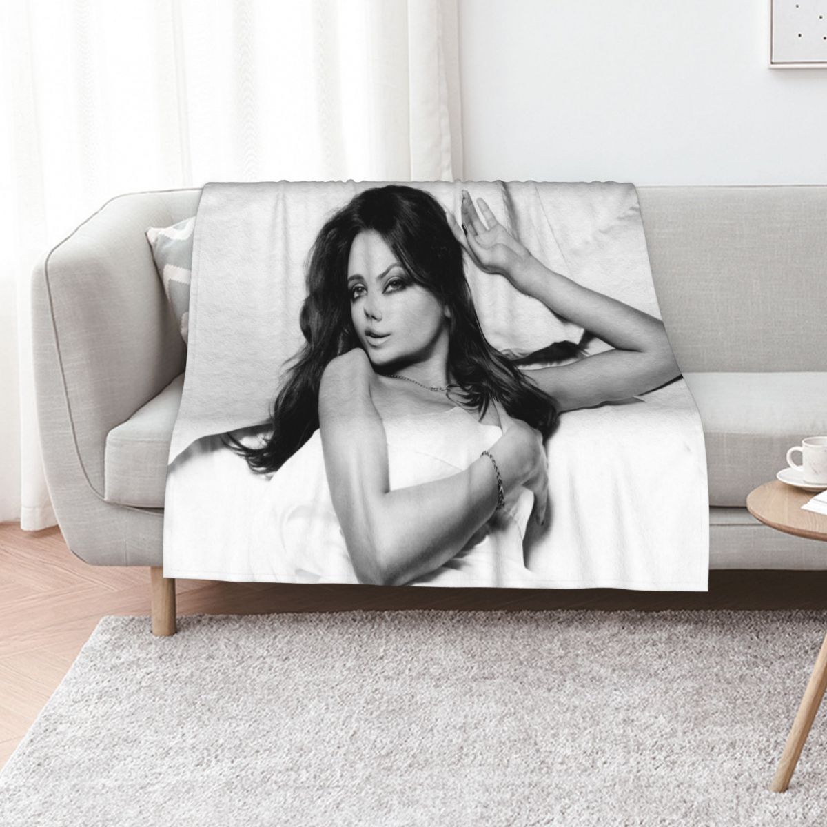 hot mila Throw Blanket cosplay - Anime Cosplay Idea 评论和价格